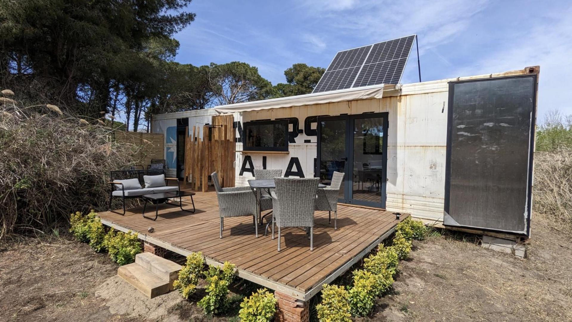 Cooltainer Retreat: Sustainable Coastal Forest Tiny House Near Barcelona กาสเตย์เดเฟลส์ ภายนอก รูปภาพ