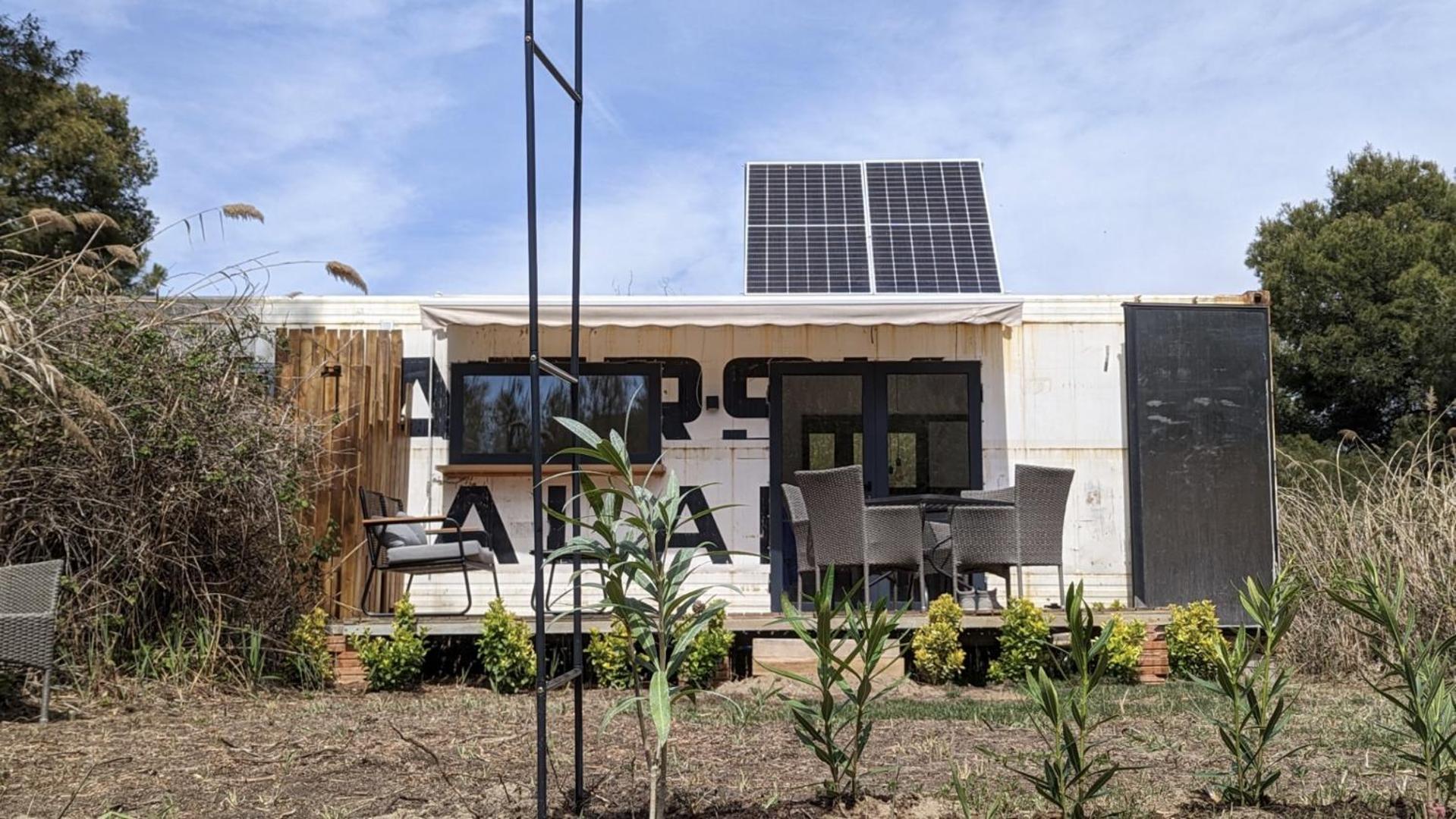 Cooltainer Retreat: Sustainable Coastal Forest Tiny House Near Barcelona กาสเตย์เดเฟลส์ ภายนอก รูปภาพ